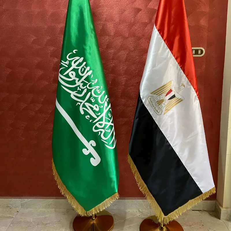 علما السعودية ومصر ساتان بشراشيب ذهبية على حوامل تشريفات